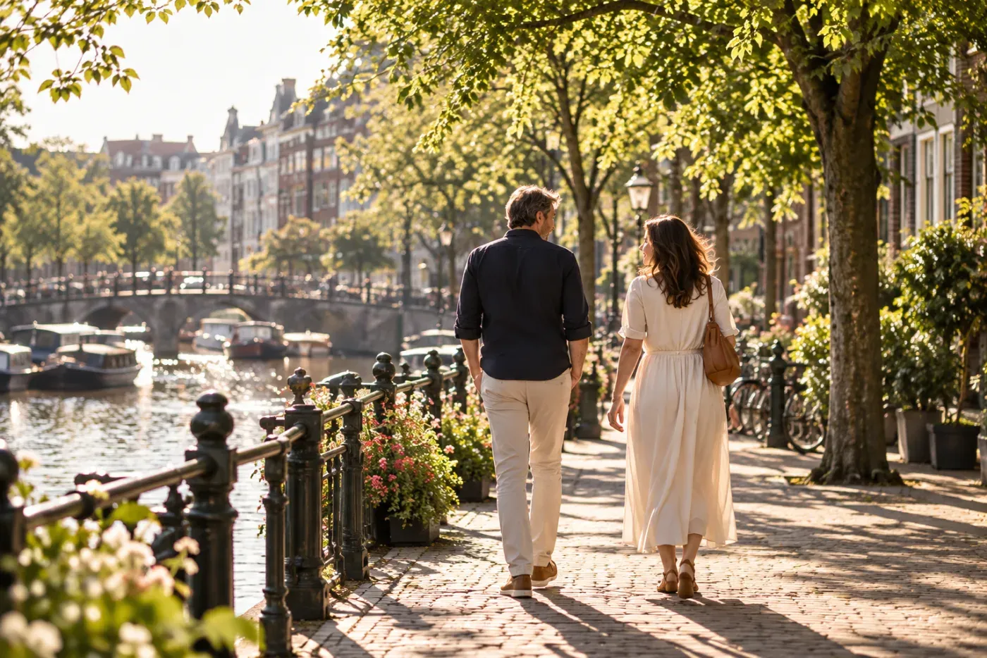 Twee mensen wandelen langs een gracht in het zomerlicht